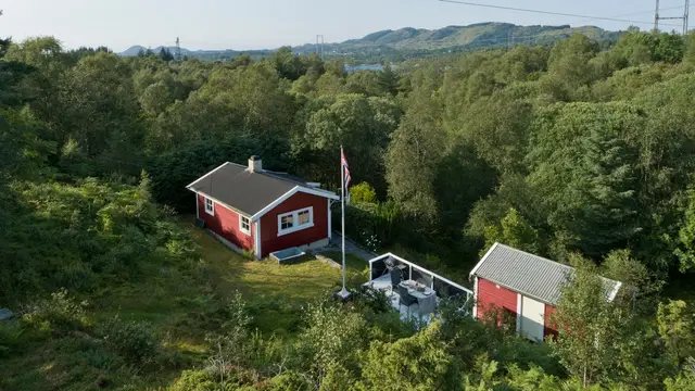 Hytten har et tilhørende anneks.