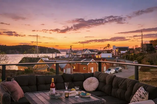 Det er svært gode solforhold og flott sjøutsikt fra terrassen. En sosial utesone rigget for soling, kos og grilling.