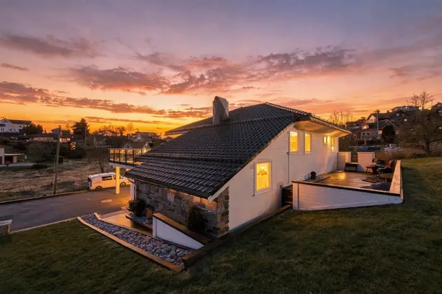 Boligen er tegnet av den anerkjente arkitekten Victor Ogann. Nytt yttertak med sort glasert teglstein i 2015. Tomten er pent opparbeidet og har et areal på 1.007 m2.