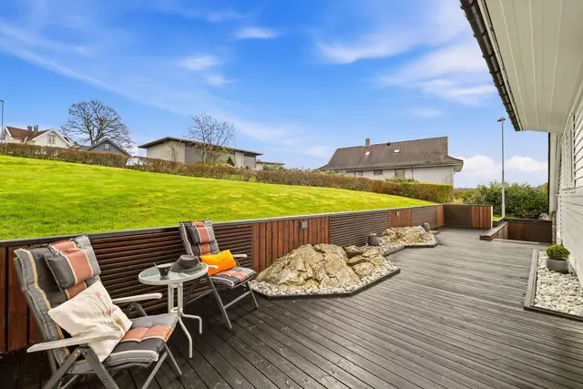 På motsatt side at huset er det en romslig terrasse, der morgensolen kan nytes i fredfulle omgivelser.