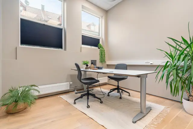 Dette kontoret har god størrelse. Her er det evt. plass til 2 arbeidsstasjoner.
