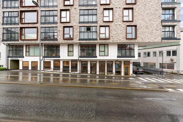 Lyse og moderne næringslokaler med sentral beliggenhet på Kronstad (oppført i 2021), kun få minutters gange fra bybanestopp og Kronstad X med Kiwi dagligvare, Godt Brød og treningssenter.