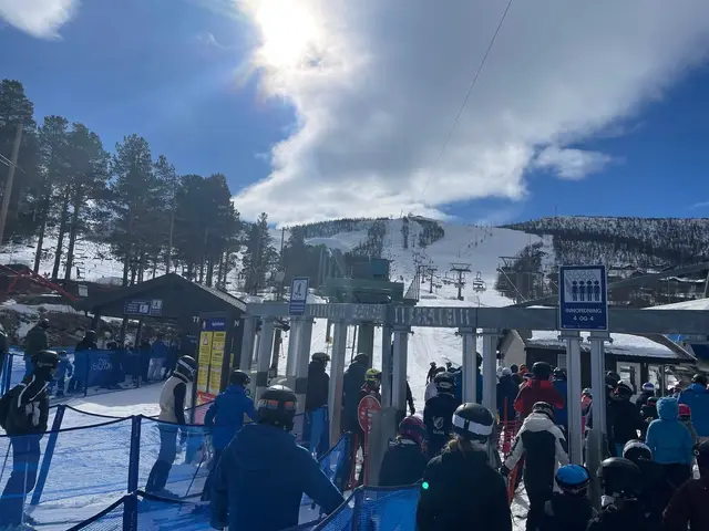Fra Geilojordet, en kort spasertur fra leiligheten, går skibussen som raskt og effektivt tar deg til alpinanleggene.