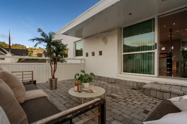 Fra stuen i 2. etasje er det også utgang til en nord/- østvendt terrasse | Overbygg ved utgangen til terrassen med innfelt belysning