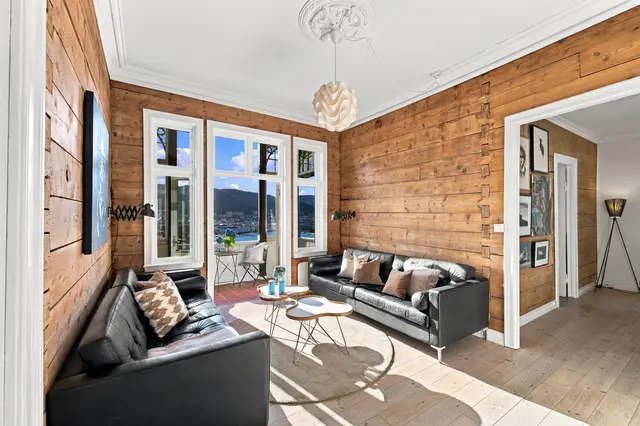 Takhøyden på ca. 3,07-3,08 meter gir stuen en luftig og romslig karakter.