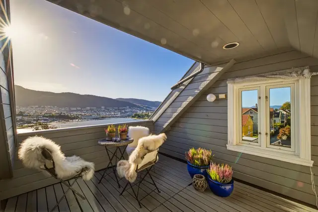Fra den private takterrassen (delvis overbygget) sitter man i ly av huset. Svært flotte sol- og utsiktsforhold.