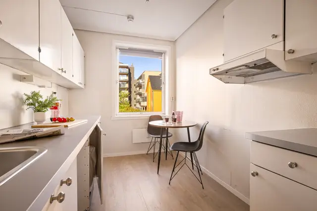 Separat kjøkken med god plass og potensial for modernisering.