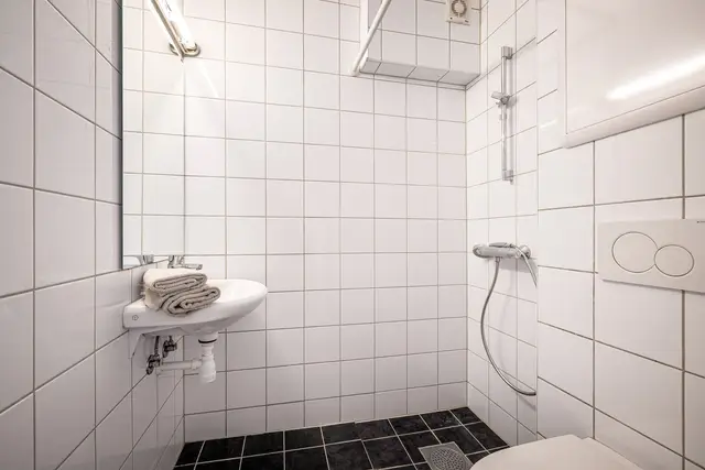 Badet ble pusset opp i 2012 og er utført med fliser på gulv og vegger, vegghengt toalett og servant.