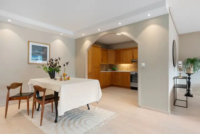 Det er plass til et stort spisebord - perfekt for hyggelige middager med familie og venner. Legg merke til den flotte lyskassen, som gir en fin kontrast mot de nymalte overflatene.