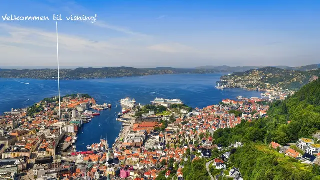 Her bor du like ved Fisketorget, med byens historiske havneområde rett utenfor vinduene.