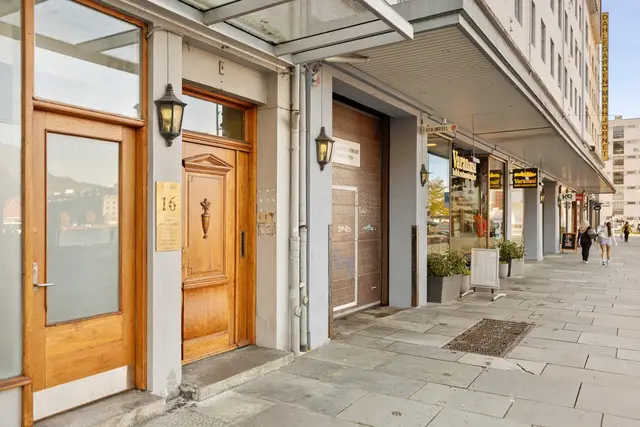 Bygården er bestående av fire næringsseksjoner og fem boligseksjoner